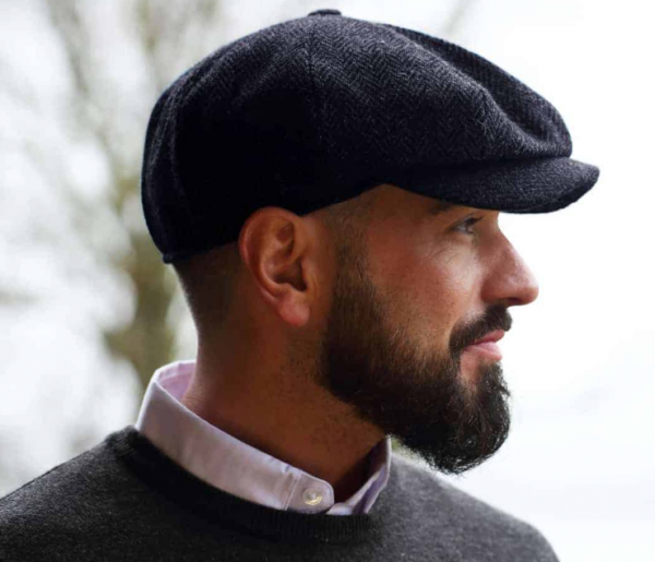 Topi newsboy dengan bahan tweed